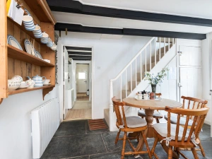Kitchen & dining area
