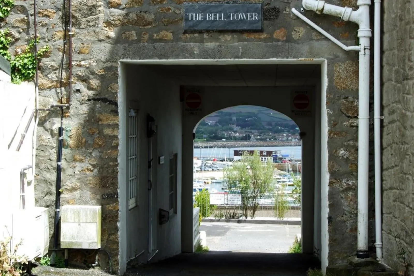 Entrance under the arch