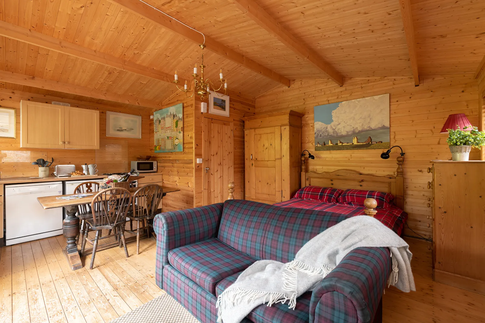 Lounge & Kitchen
