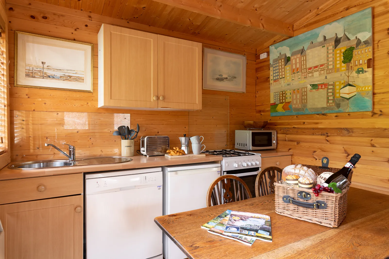 Kitchen & Dining
