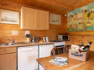 Kitchen & Dining