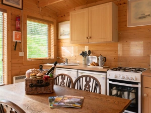 Kitchen & Dining