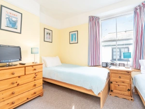 The twin bedroom on middle floor