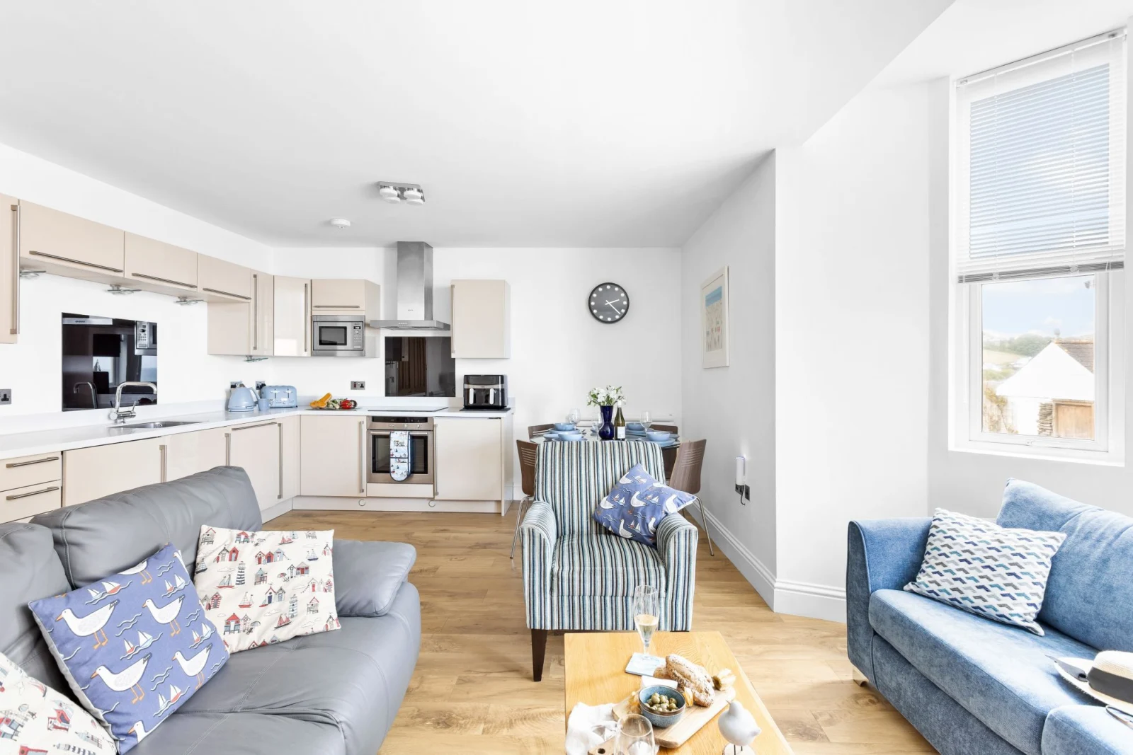 Well-equipped kitchen, oven, hob, toaster, kettle - 4 At The Beach