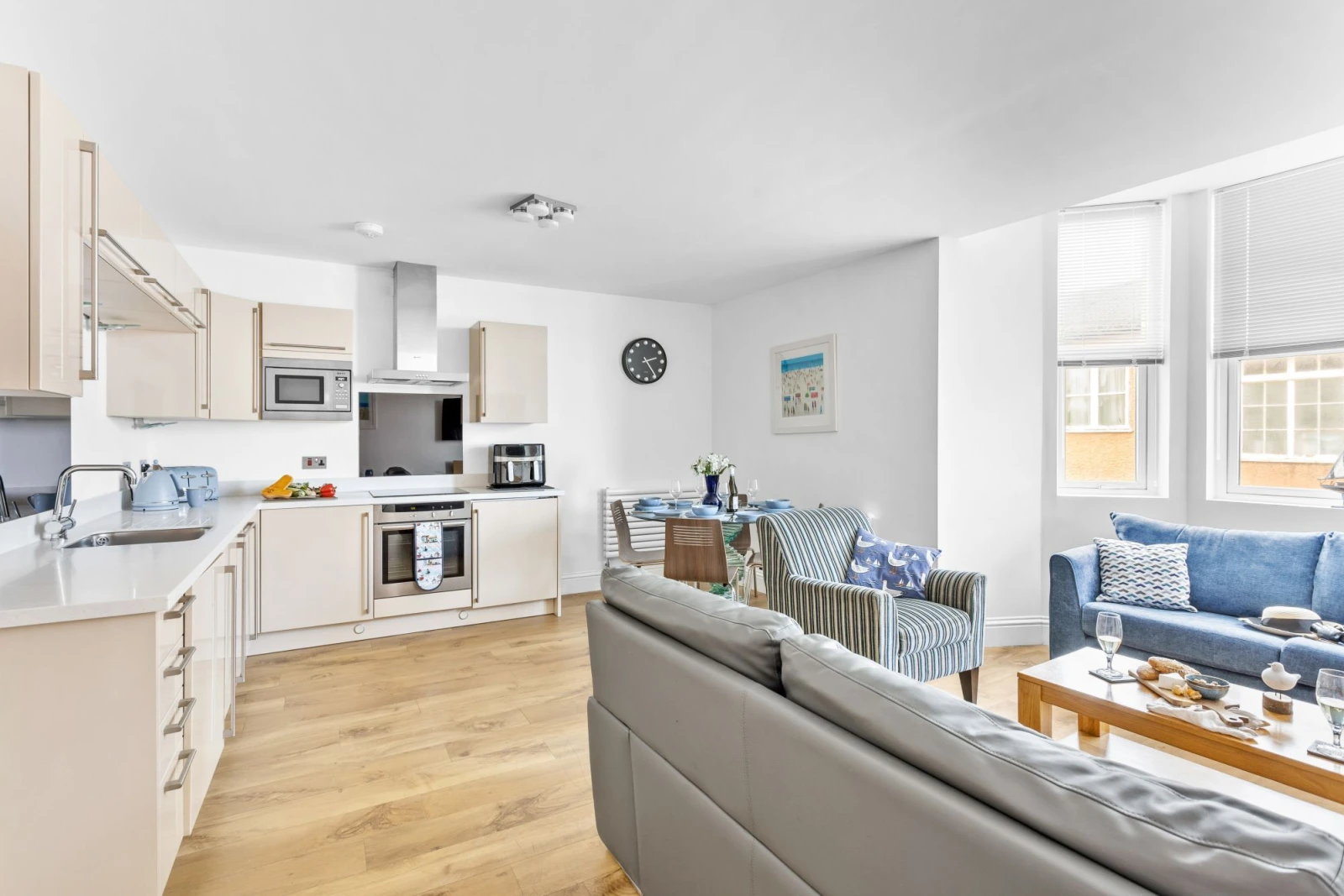 open plan living area, kitchen, lounge and dinining area - 4 At The Beach