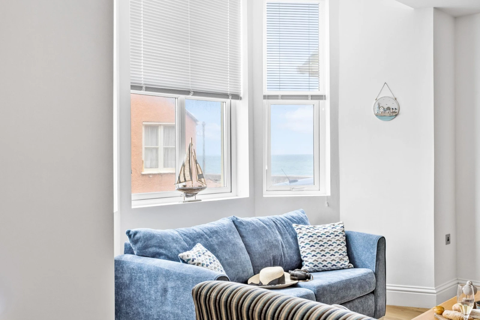 Sofa with sea view - 4 At The Beach