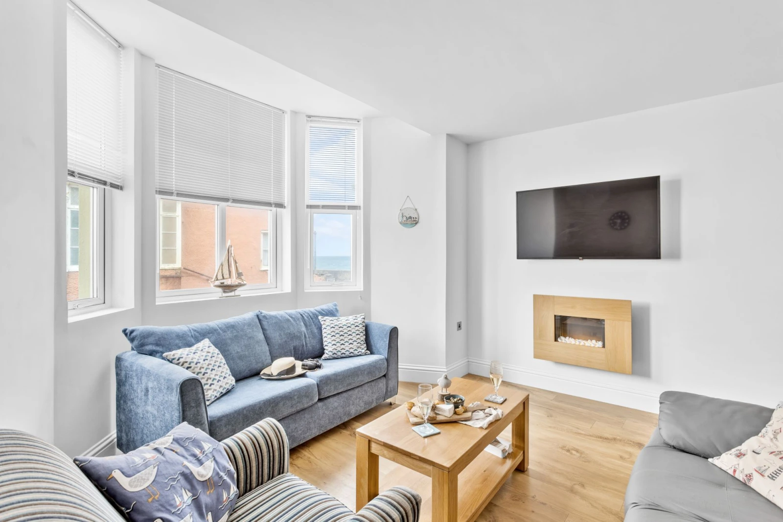 Spacious lounge with TV, coffee table and sofa - 4 At The Beach