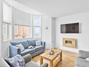 Spacious lounge with TV, coffee table and sofa - 4 At The Beach