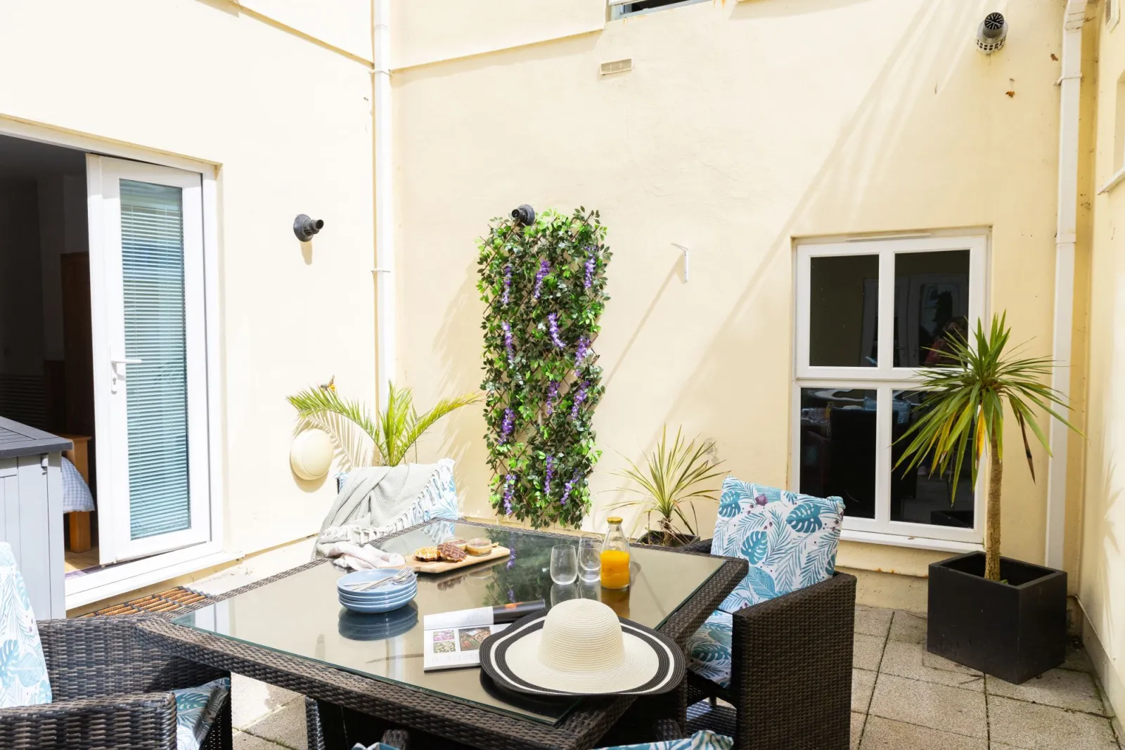 Outdoor dining table in courtyard - 4 At The Beach