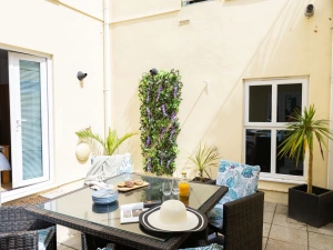 Outdoor dining table in courtyard - 4 At The Beach