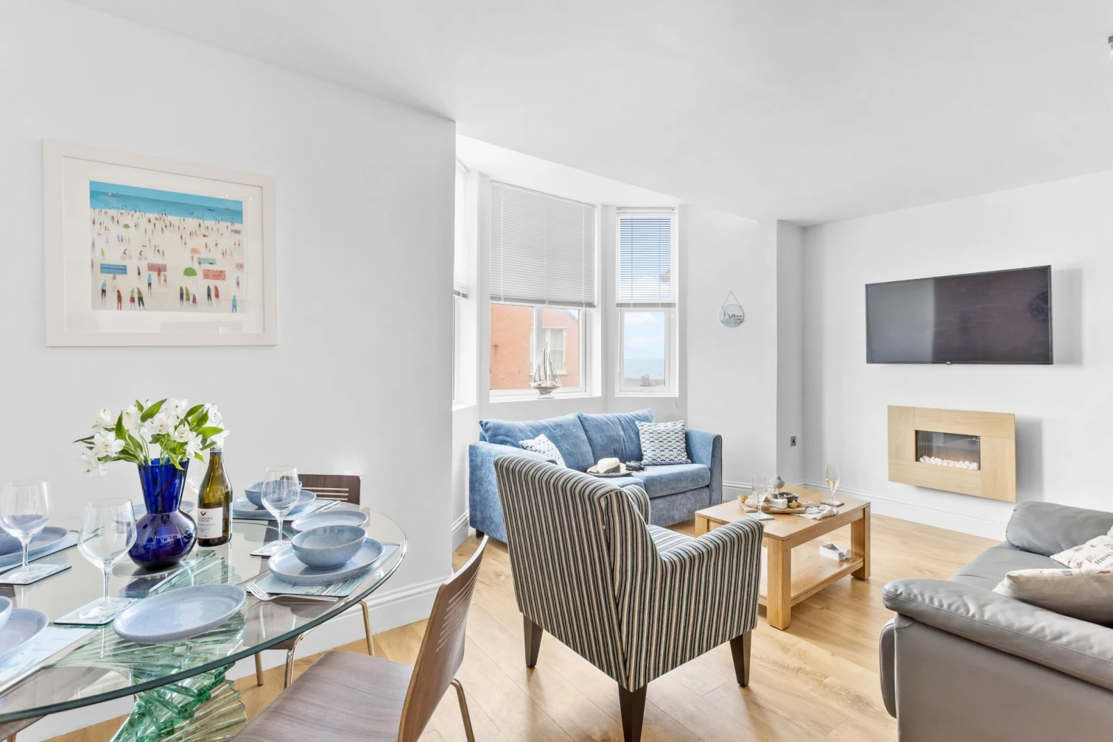 Lounge, dining table, sofa, Smart TV - 4 At The Beach