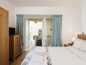 Master bedroom with access to patio, wardrobe - 5 At The Beach