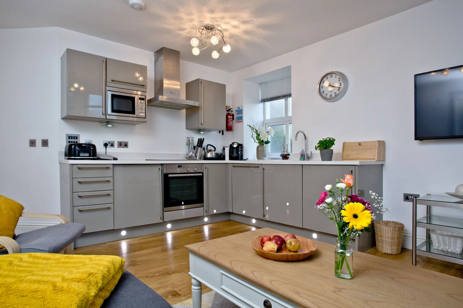 Kitchen with oven, hob, fridge, microwave, - 5 At The Beach