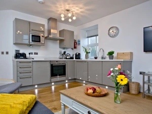 Kitchen with oven, hob, fridge, microwave, - 5 At The Beach