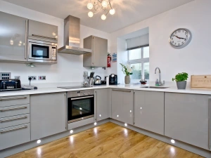 Kitchen with toaster, microwave, kettle - 5 At The Beach