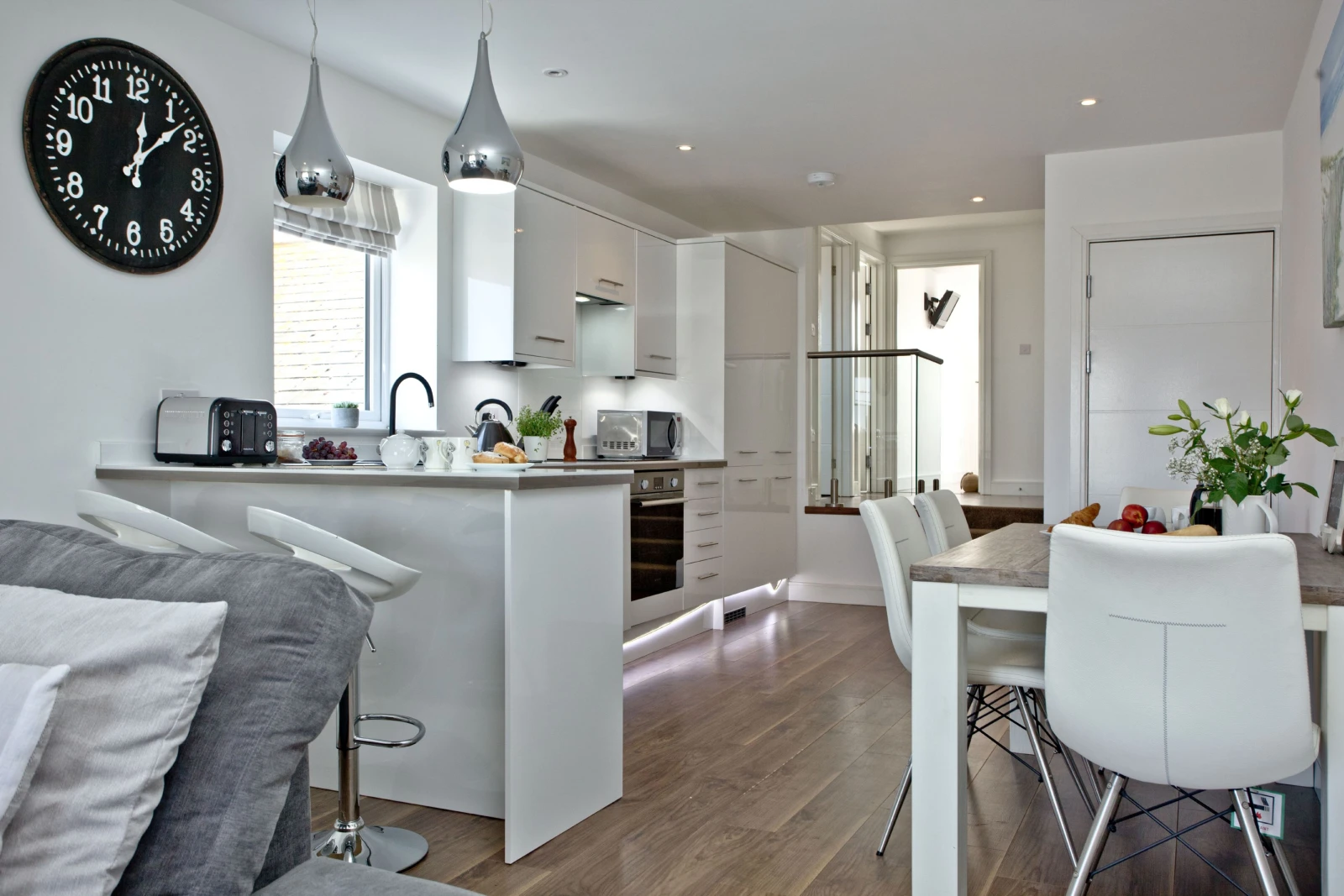 Bright and spacious kitchen, oven, hob, toaster, dining are  - Sunnymead