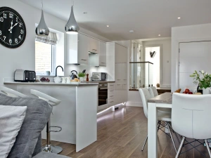 Bright and spacious kitchen, oven, hob, toaster, dining are  - Sunnymead