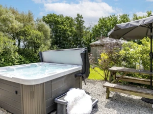 Hot Tub, Picnic Bench, Parasol-Fern Leaf