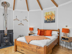 Double Bed, Woodburner, Bedside tables-The Ember Room 