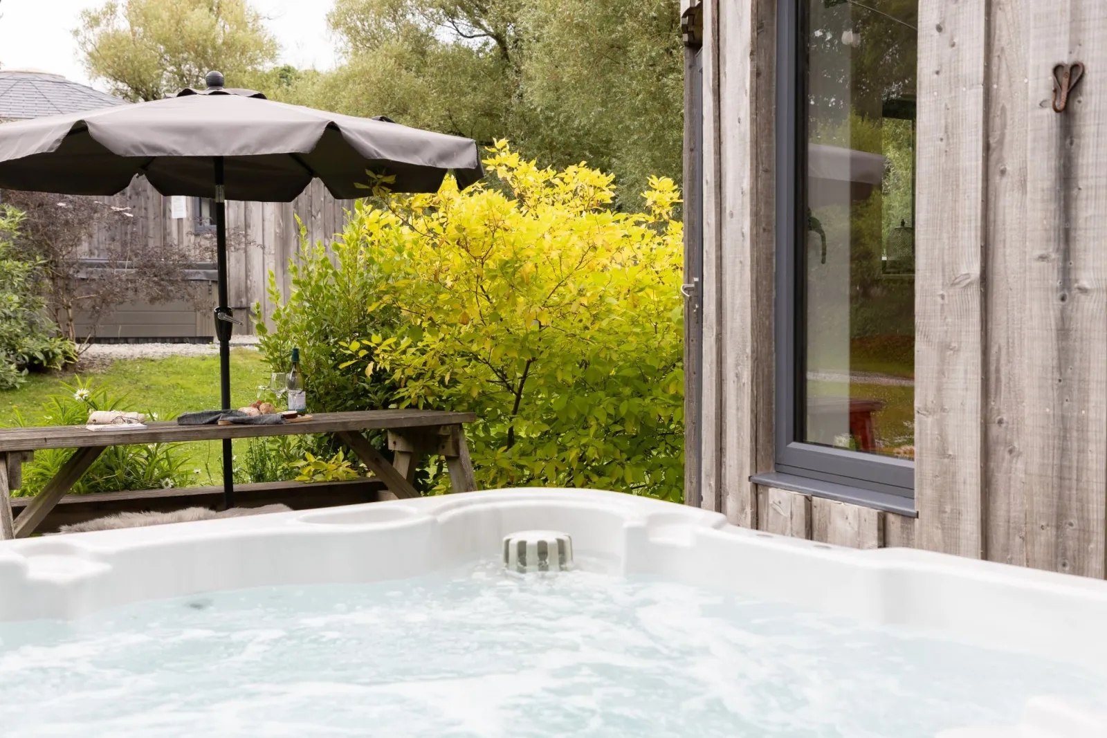 Hot Tub, Picnic Bench, Parasol-The Ember Room