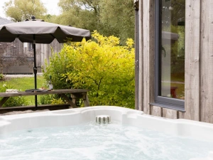 Hot Tub, Picnic Bench, Parasol-The Ember Room