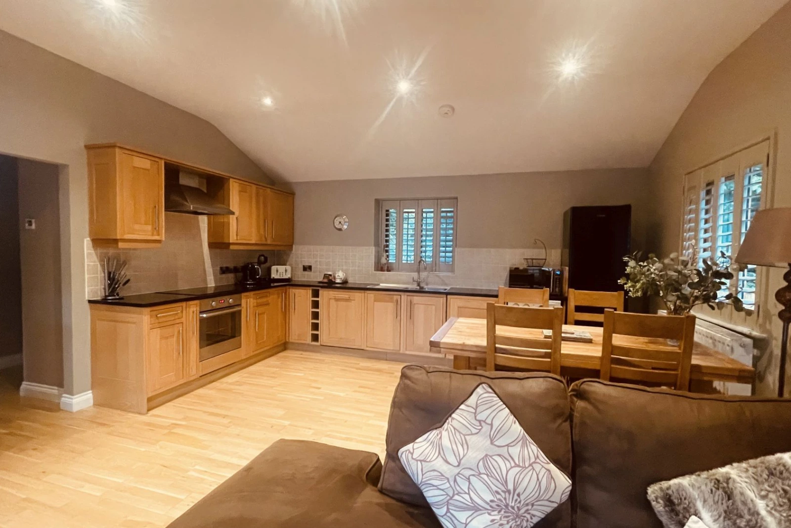 Open plan living & kitchen area - Kingfisher Lodge