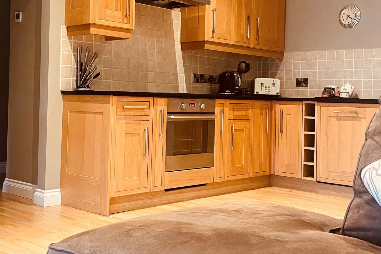 Electric oven with grill, electric hob, microwave, fridge freezer, dishwasher and washer dryer - Kingfisher Lodge