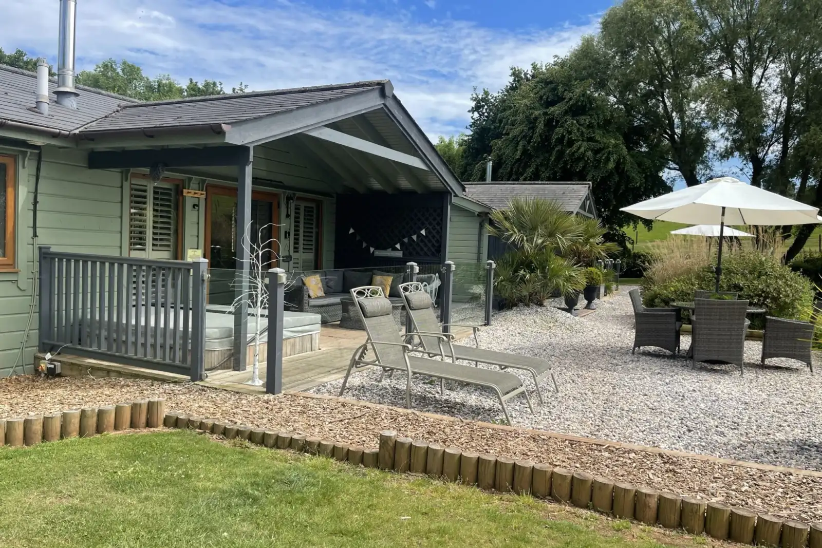 Private entrance and outdoor seating for all guests - Kingfisher Lodge