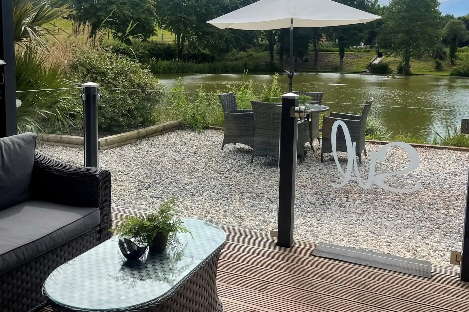 Outdoor area with seating and views to the pond - Kingfisher Lodge