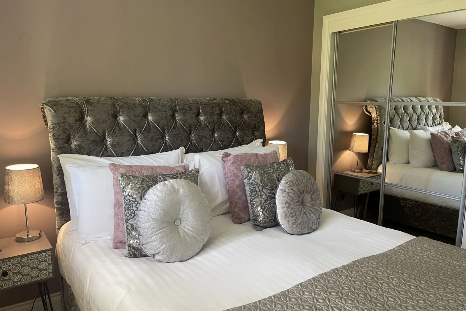 King size bed, built-in wardrobes, bedside tables and lamps - Kingfisher Lodge