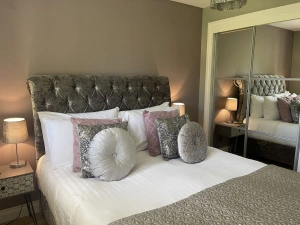 King size bed, built-in wardrobes, bedside tables and lamps - Kingfisher Lodge