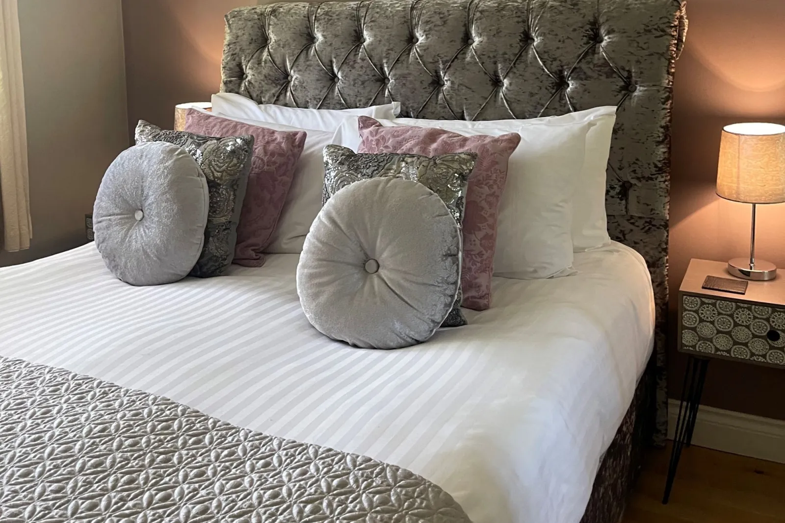 King sized bed in master bedroom - Kingfisher Lodge