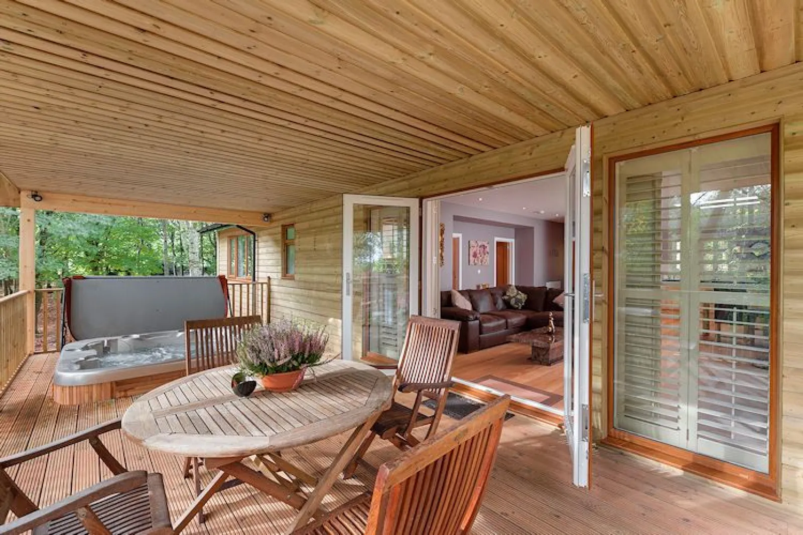 Terrace, Hot Tub, Alfresco Dining-Willow Lodge