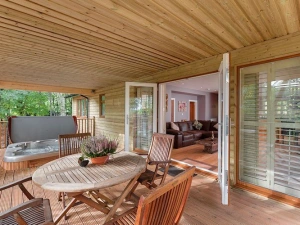 Terrace, Hot Tub, Alfresco Dining-Willow Lodge