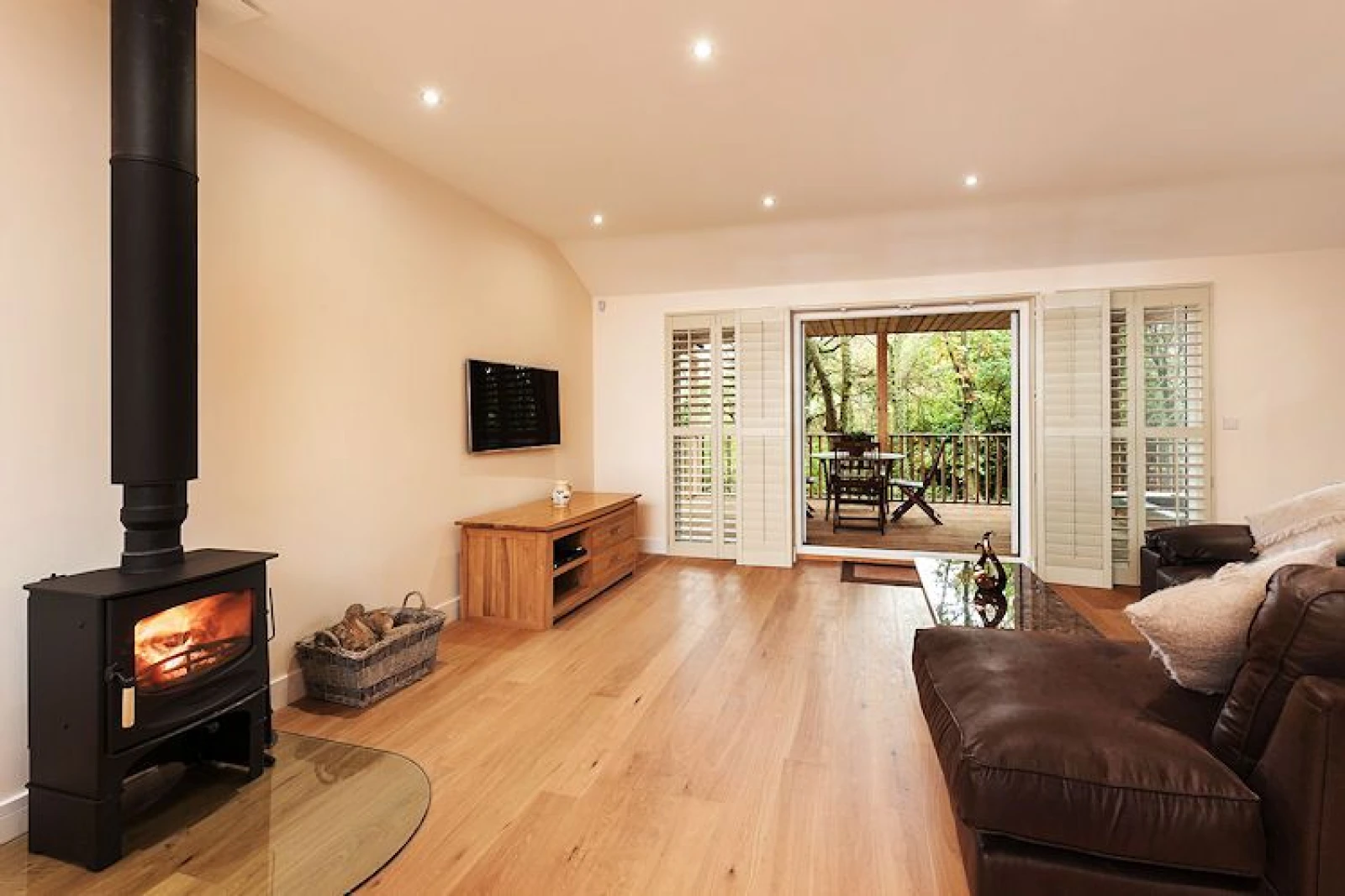 Woodburner, L Shaped Sofa, TV-Willow Lodge