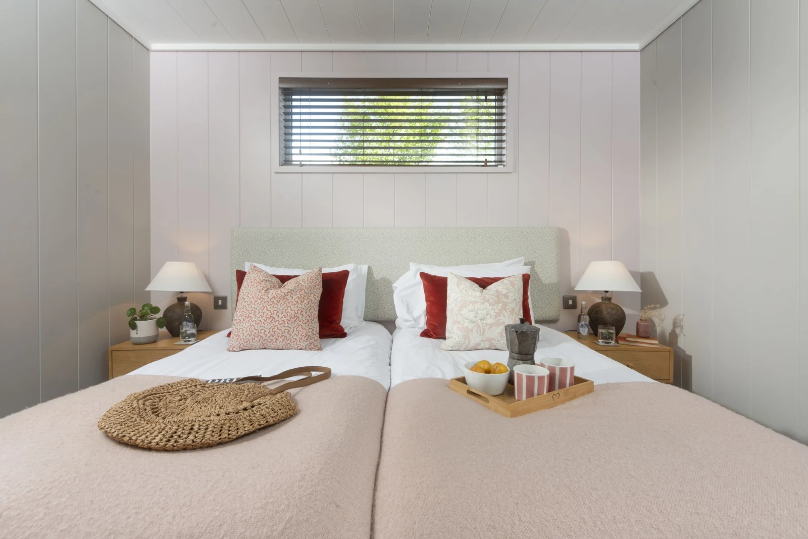 Light Bedroom 2 with twin beds  - Blackbird Lodge 