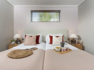 Light Bedroom 2 with twin beds  - Blackbird Lodge 