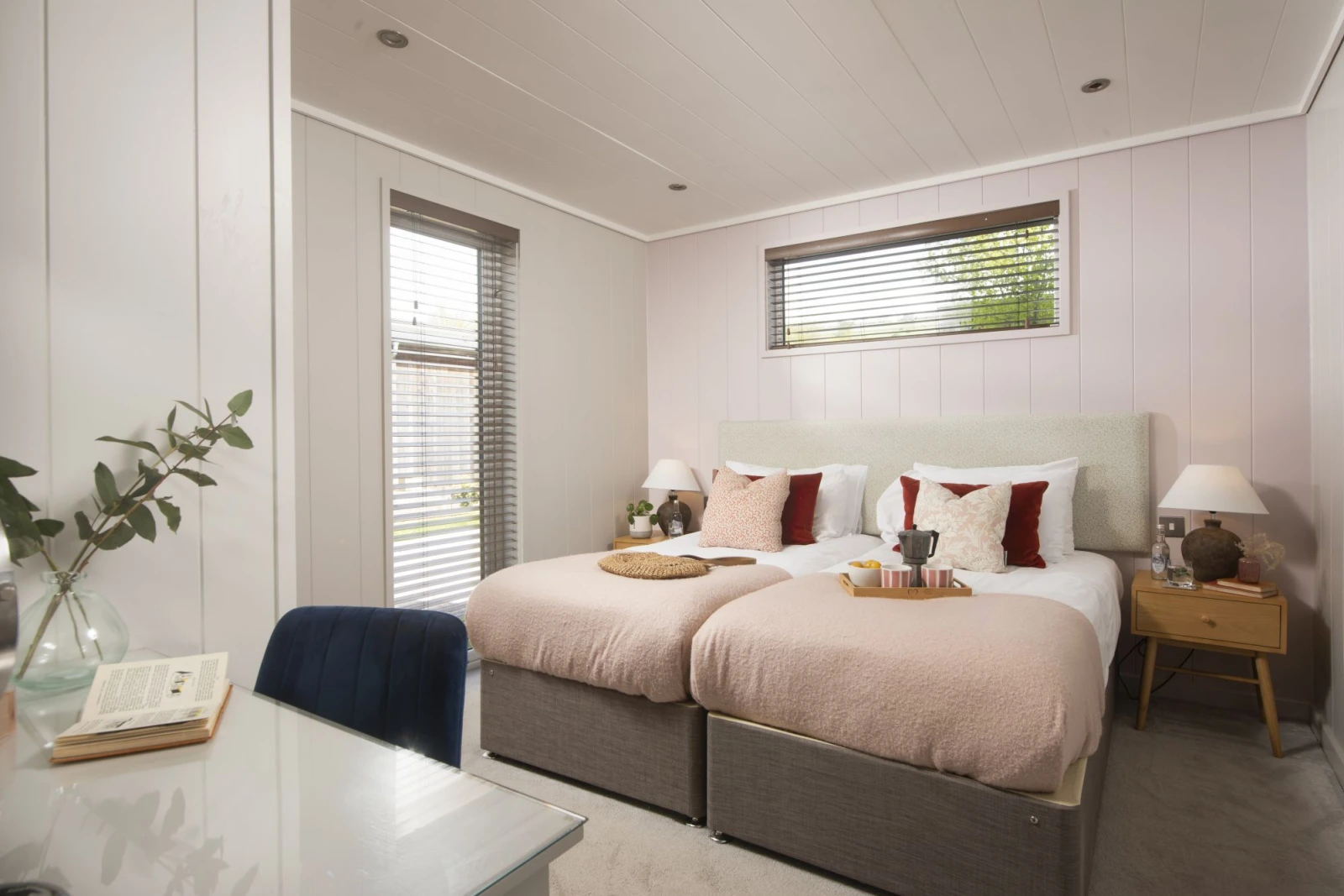 Bedroom with twin beds, dressing table, bedside tables and lamps  - Blackbird Lodge 