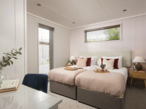 Bedroom with twin beds, dressing table, bedside tables and lamps  - Blackbird Lodge 
