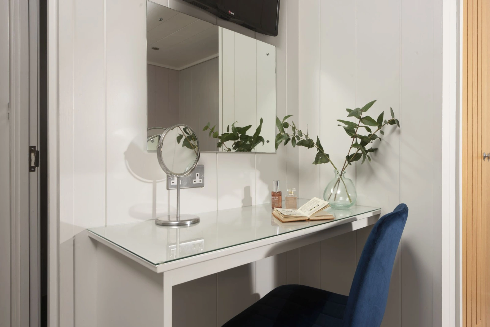 Dressing table in bedroom  - Blackbird Lodge 