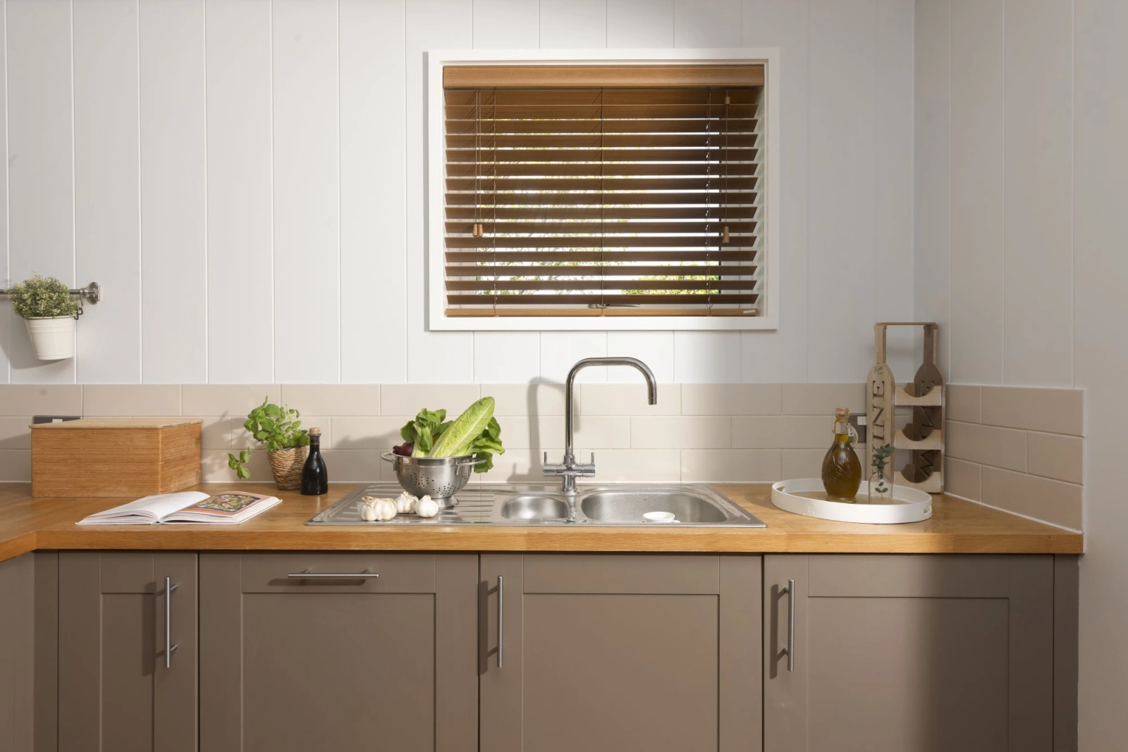 Kitchen with washing machine and dishwasher - Diamond Lodge, Strawberryfield Park