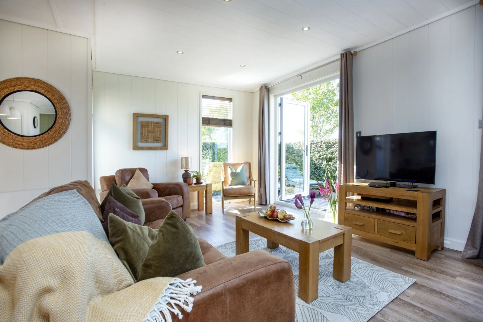 Sofas, Smart Tv, Patio Doors-Whileaway Lodge