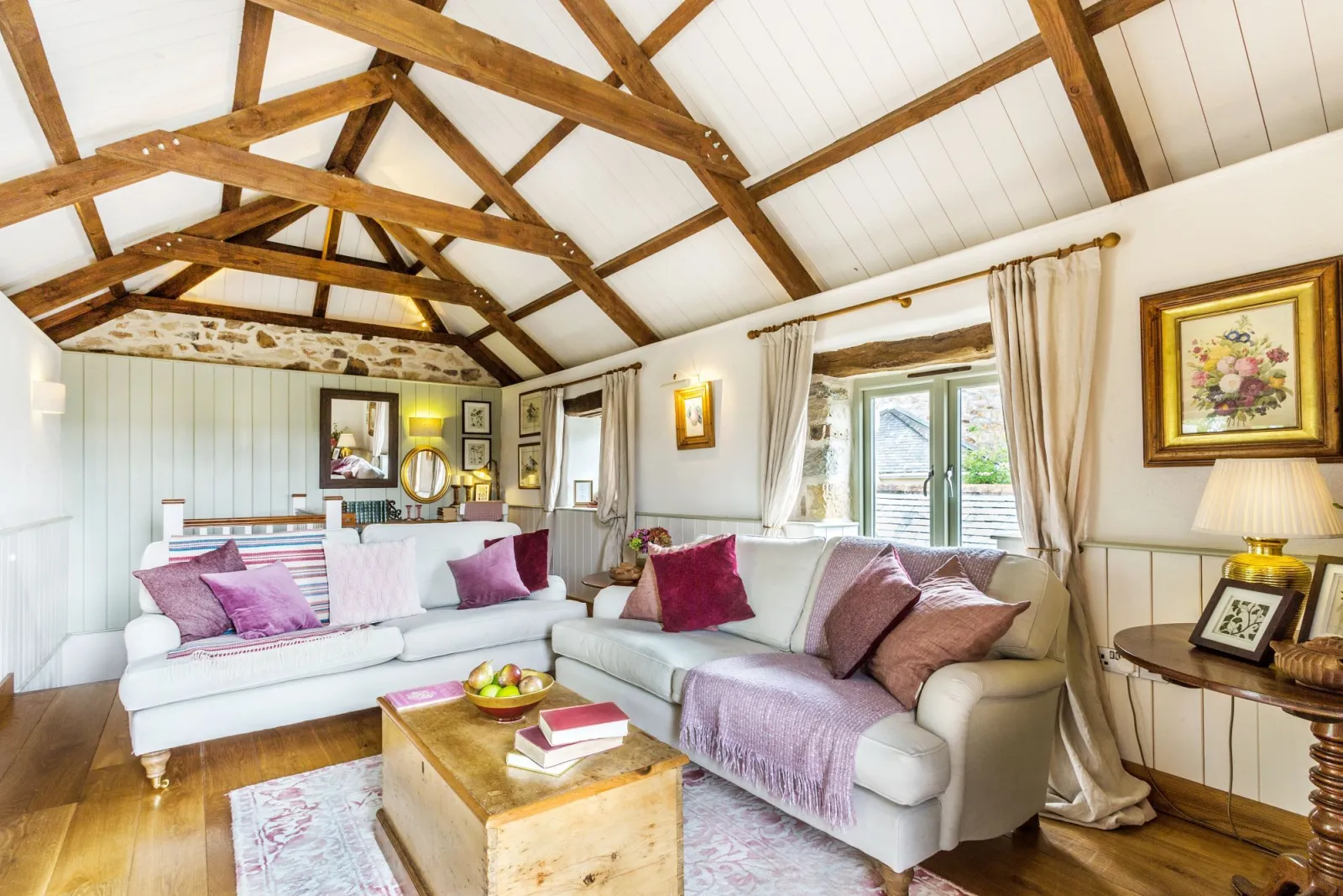 Airy living space with beautiful beams and seating for 4 - Old Pear Tree Barn