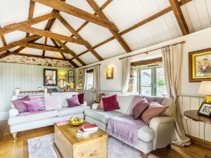 Airy living space with beautiful beams and seating for 4 - Old Pear Tree Barn