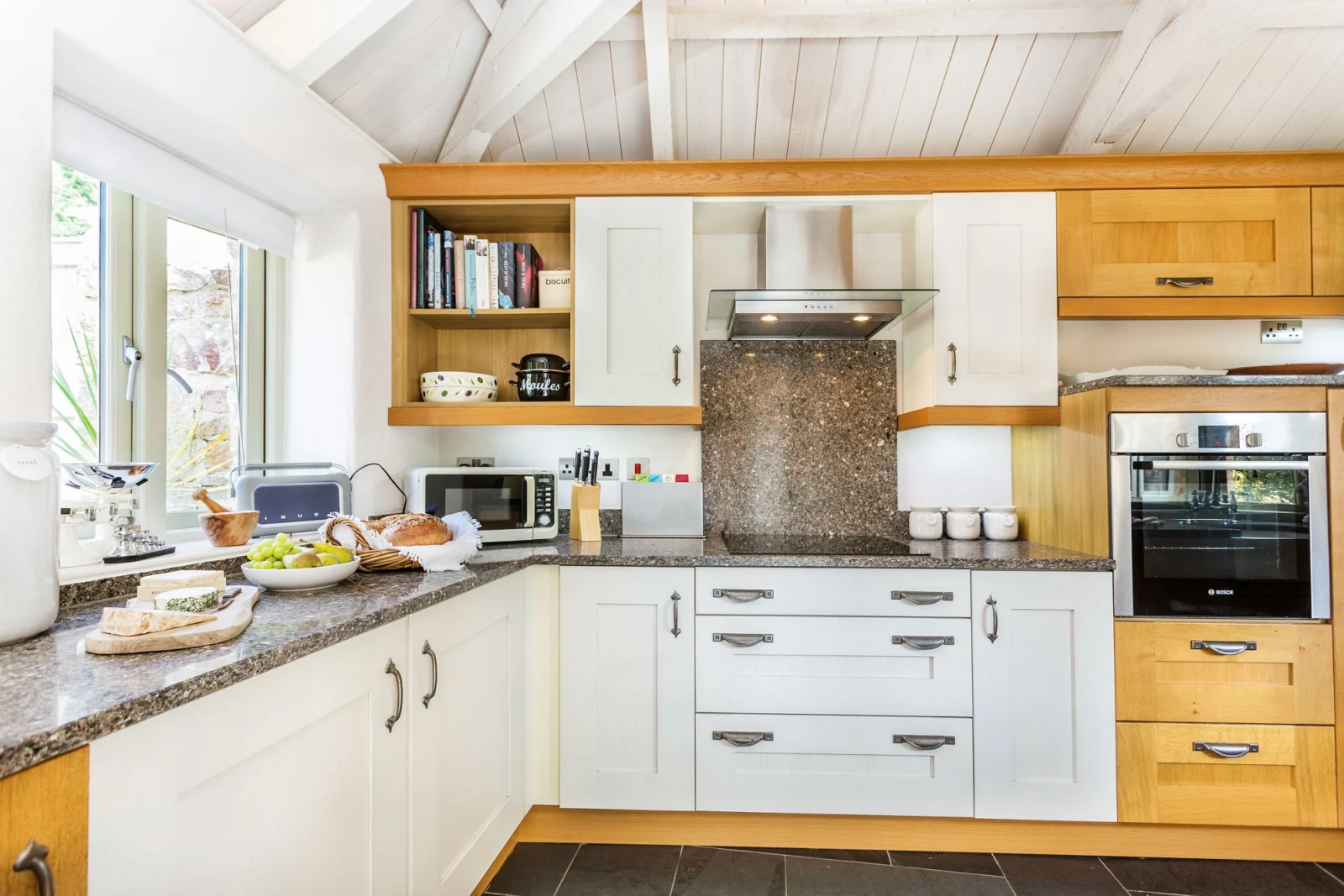 Fully equipped kitchen, open space - Old Pear Tree Barn