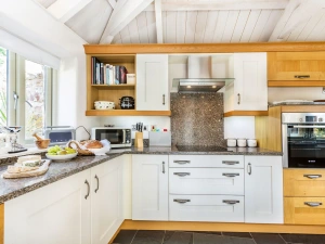 Fully equipped kitchen, open space - Old Pear Tree Barn