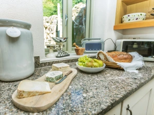 Kitchen counter with lots of space for preparing food - Old Pear Tree Barn