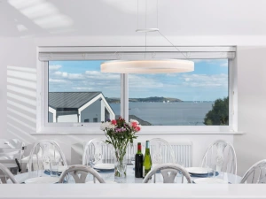 Dining table with ocean view  - Swanpool View