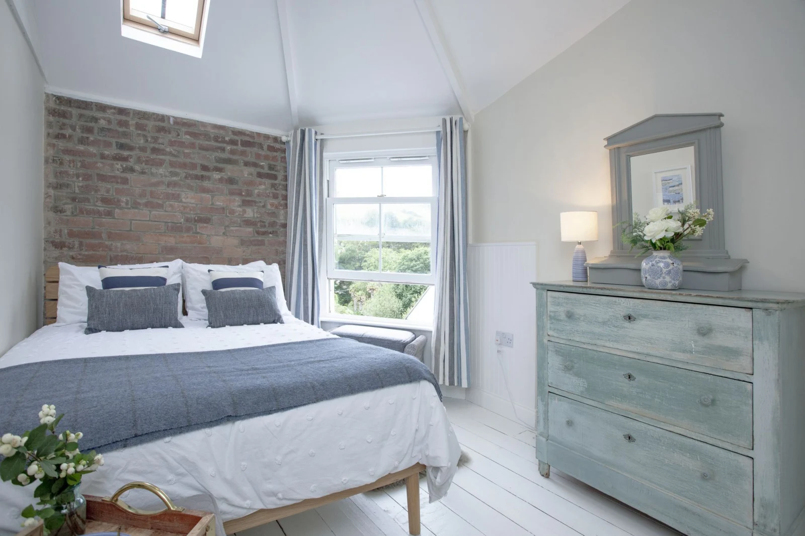 Bedroom with chest of drawers - Birdcage Cottage