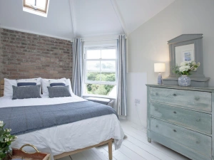 Bedroom with chest of drawers - Birdcage Cottage